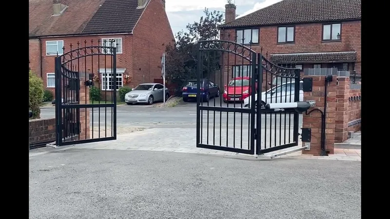 Bifold metal gates using Roger R20/300 motors and Cais bifold systems